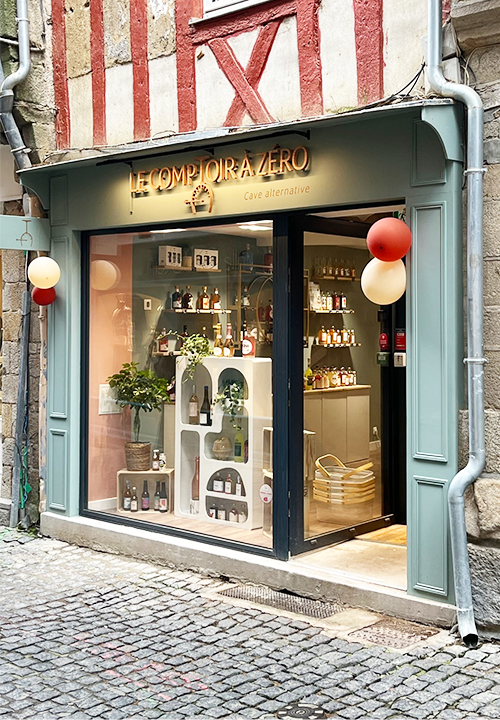 Devanture du Comptoir à Zéro, boutique spécialisée dans les boissons sans alcool, située en centre-ville.