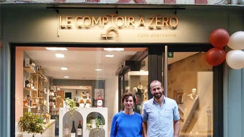 Matthieu et Ségolène devant la boutique Le Comptoir à Zéro à Vannes, cave alternative spécialisée dans les boissons sans alcool.