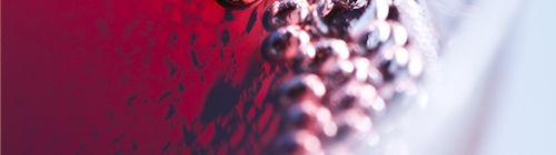 Gros plan sur un verre de vin rouge sans alcool légèrement pétillant – élégance et intensité aromatique