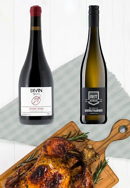 Poulet rôti vu de dessus avec bouteilles de Gewurztraminer Breakaway et Pinot Noir Divin Vigneron sans alcool, torchon de table