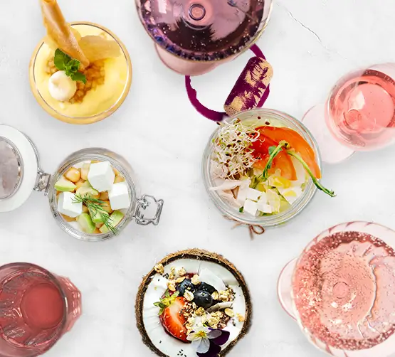 Accords mets et boissons sans alcool – vue de dessus de verres colorés accompagnés de verrines sucrées et salées