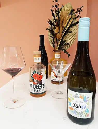 Comptoir de dégustation avec verres et bouteilles sans alcool – découverte en boutique