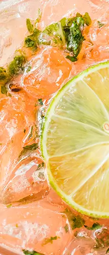 Cocktail orangé sans alcool avec glaçons et citron vert – alternative élégante aux spiritueux classiques