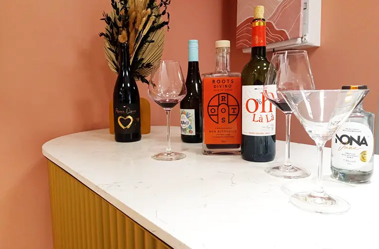 Comptoir de dégustation avec verres et bouteilles sans alcool – découverte en boutique