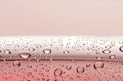 Verre de vin rosé désalcoolisé en gros plan – couleur pâle aux reflets saumonés