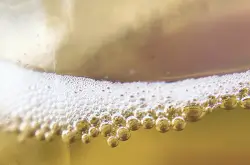 Verre de vin blanc désalcoolisé en gros plan – reflets dorés et clarté cristalline