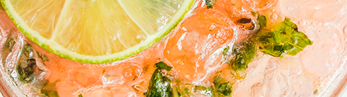 Cocktail orangé sans alcool avec glaçons et citron vert – alternative élégante aux spiritueux classiques